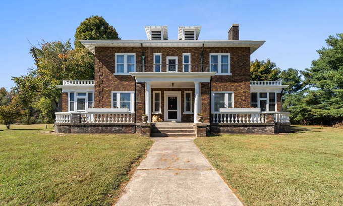 Woodford Casa | Quiet and Peaceful Century Old Farm House Stunning & Luxurious