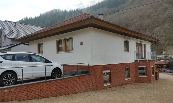 Ahrbruck Apartamento | Quiet apartment with beautiful terrace and lawn.