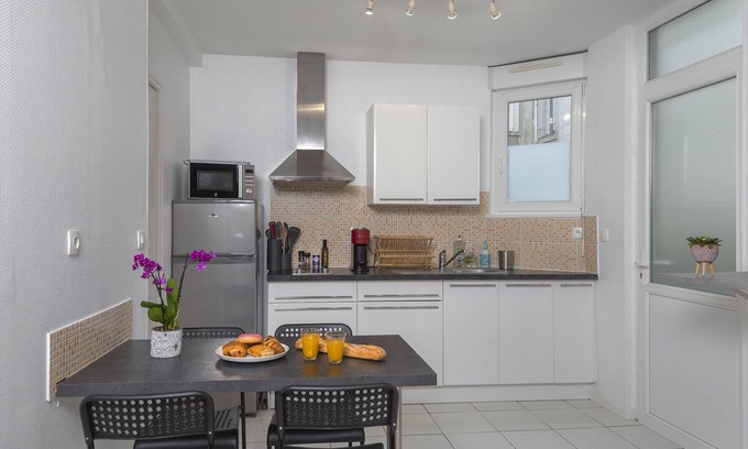 Saint-Serge Apartamento | Quiet apartment with parking near place ney