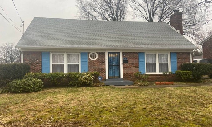 Buechel Casa | Quiet area 4bdrm 2 bath great location near stores