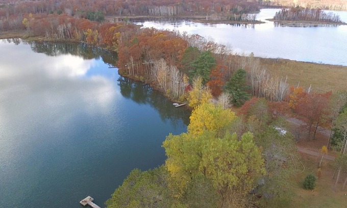 Iron River Cabina | Tranquila belleza de la naturaleza - Glacier Lake; Familia de Loon con bebé; Kayaks, bote de remos