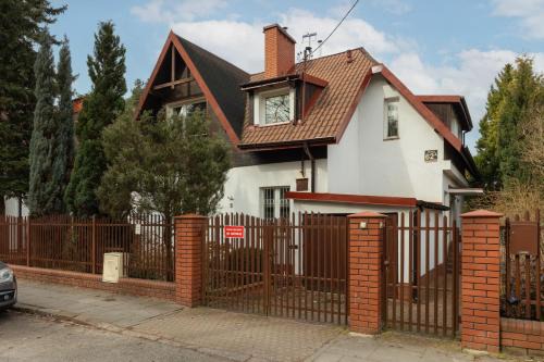 Bemowo Casa | Quiet Bemowo House with Garden by Noclegi Renters
