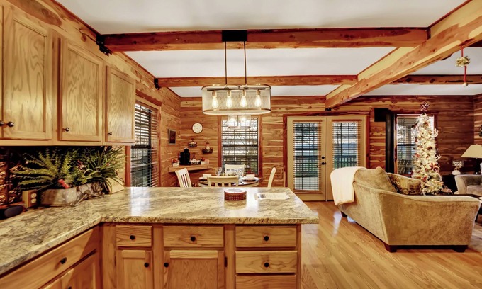 Tuskahoma Cabina | Quiet Cabin w/Hot Tub and a View