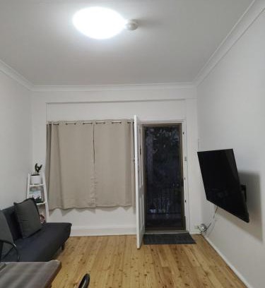 Kogarah Villa | Quiet, central, cosy one bedroom villa in Kogarah