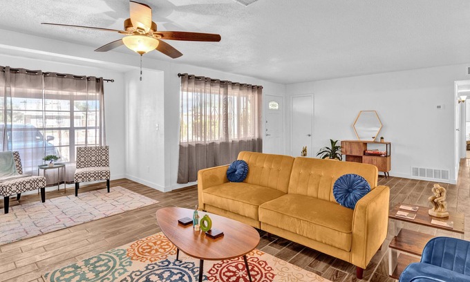 Biggs Field Casa | Quiet Comfortable Retro 3 bedroom near Airport