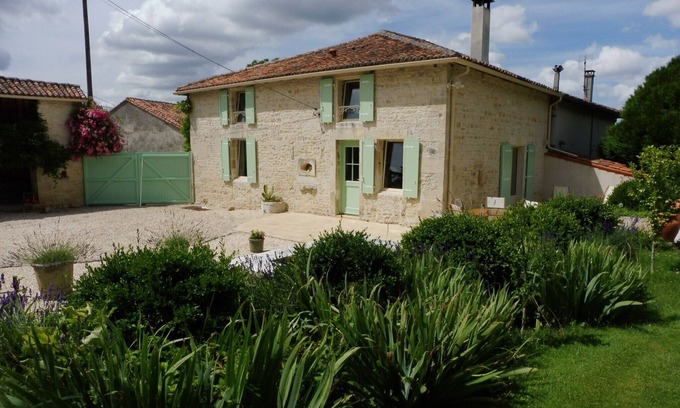 Cellefrouin Casa | TRANQUILO CÓMODO CON PISCINA RELAJANTE PARA 6 A 8 PERSONAS