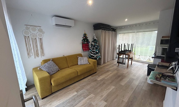 Mensignac Apartamento | Quiet country apartment with Clim