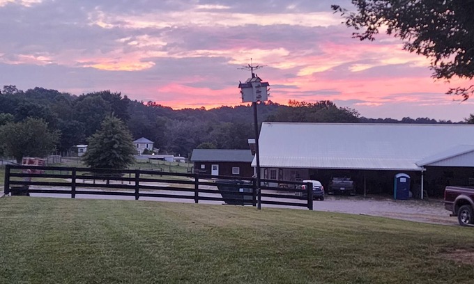 McArthur Casa | Quiet Country Retreat w/ Horses, stocked pond & Spa Srv – Near Hocking Hills
