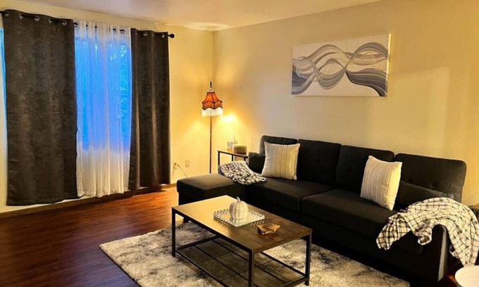 Orange Prairie Apartamento | Quiet & Cozy 2BR APT, Black-out Curtains