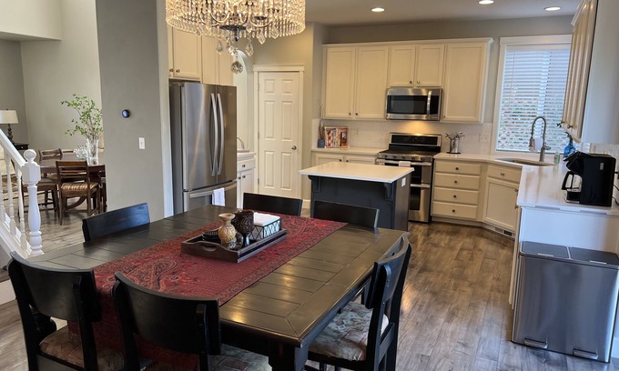 Vancouver Casa | Quiet Cul-de-sac home with hot tub