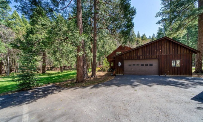 Quincy Casa | Quiet get away on a private creek. Hot tub, infrared sauna and massage table.