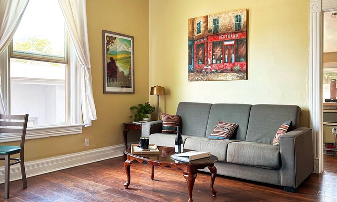Riverfront Apartamento | Quiet 'Hip Strip' Apartment at the Pink House