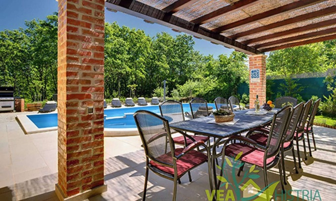 Rezanci Villa | Tranquila casa de vacaciones con una gran piscina en las afueras de Rezanci