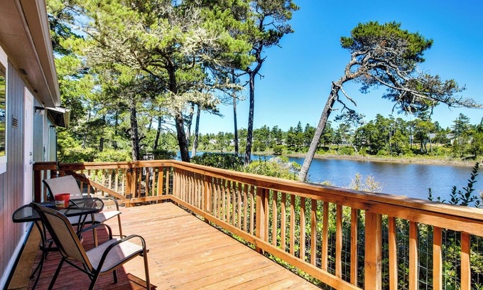 Florence Cabaña | Quiet Lakefront Retreat < 2 Mi to Heceta Beach!