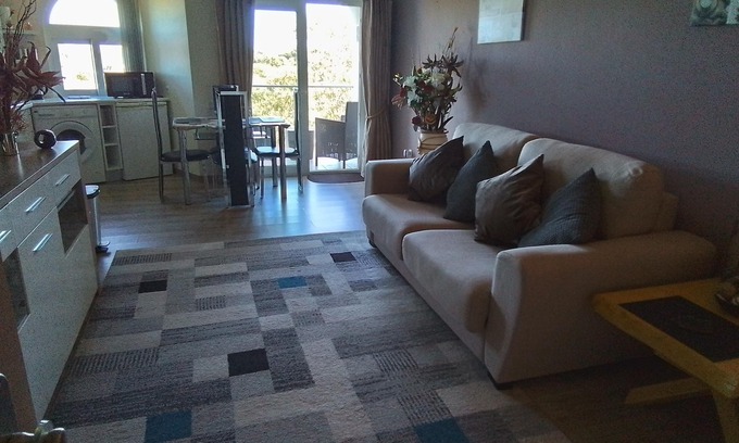 Montes de Alvor Apartamento | Vistas de montaña tranquilas pero cerca de todos los servicios locales de tiendas y restaurantes