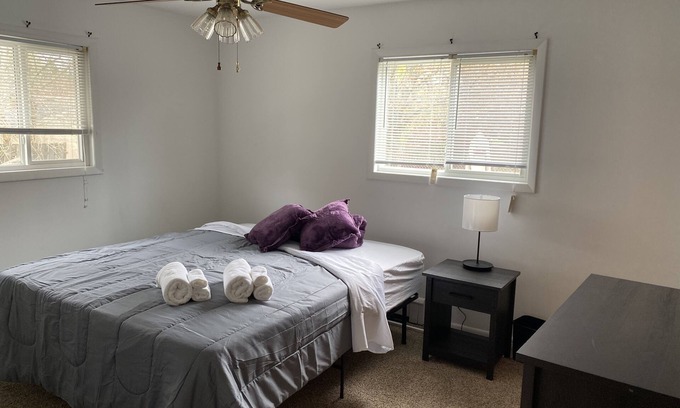 Lansing Apartamento | Quiet neighborhood! Close to bus routes to MSU, Sparrow and McLaren Hospitals