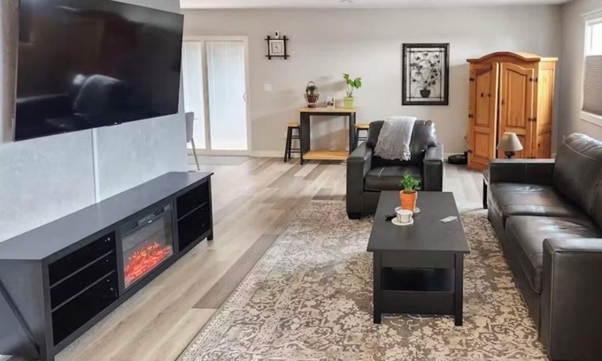 Eureka Casa | Quiet Oasis in Central Eureka with Wi-Fi, Tempur-Pedic Bed, Garage & EV Charger