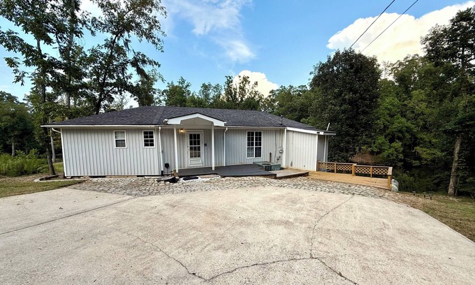Shorterville Casa | Quiet on the Water Private Dock, Ice Machine Room For The Whole Family and Pets