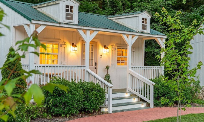 Blue Eye Cabina | Quiet Ozarks Cottage for Two | Peaceful Porch + Forest Views