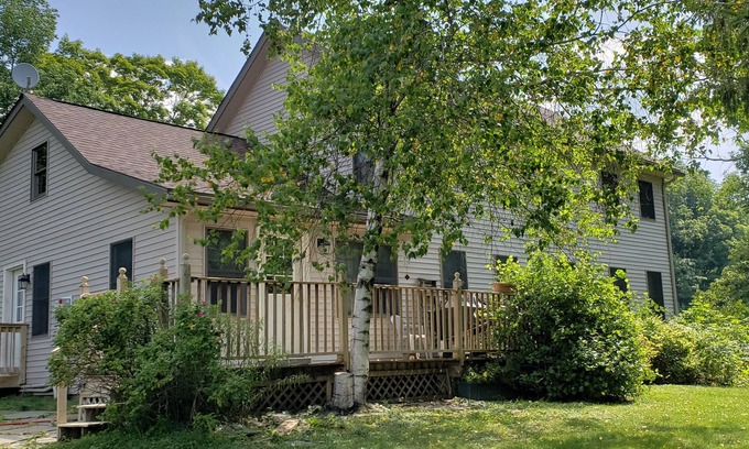 Lakewood Otro | Quiet Peaceful Remodeled Farmhouse