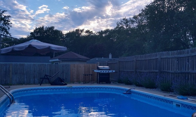 Waukazoo Woods Casa | Quiet ranch home w/backyard swimming pool - 2 miles from the beach!