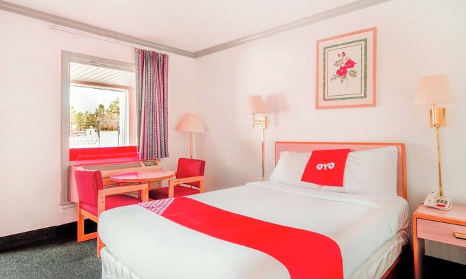 Durham Hotel | Quiet Room Close to Duke Gardens with Comfy Bed + Private Entrance