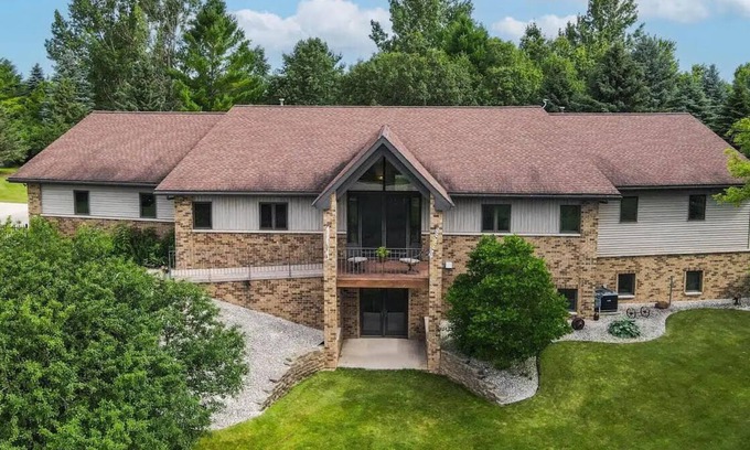 Hilbert Casa | Quiet Spacious 5-Bedroom House or Crafting Retreat In Chilton, WI!