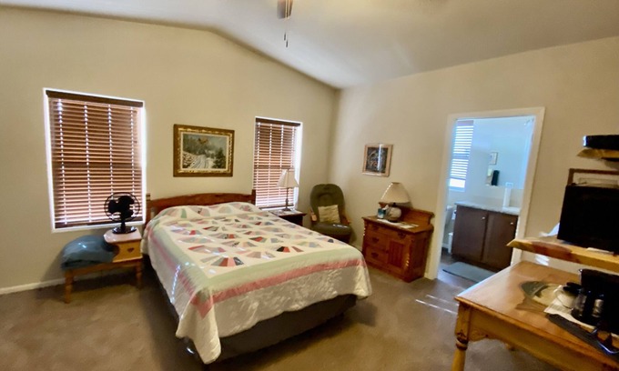 Camp Verde Cama Y Desayuno | Quiet, spacious Master Bdrm, private bath, private entrance, in Verde Valley AZ