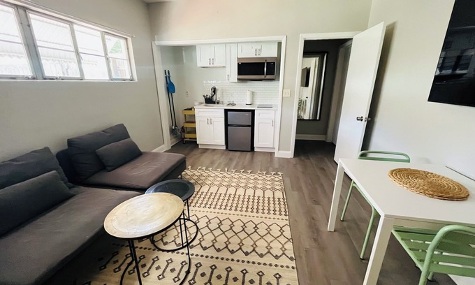 New Port Richey Apartamento | Quiet studio in New Port Richey Downtown. Apartment B