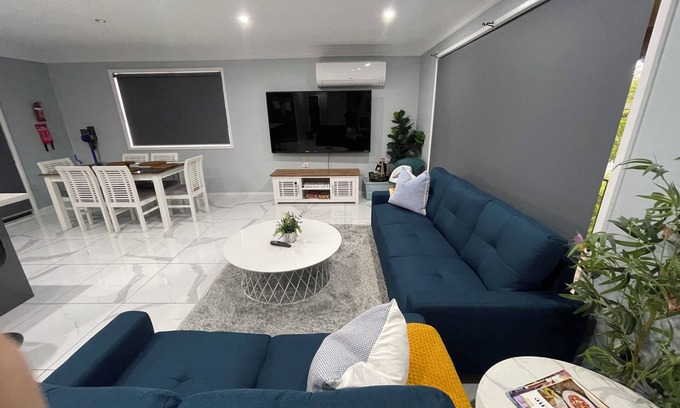 Singleton Heights Casa | Quiet suburban four bedroom house near shops and RSL club with restaurant.