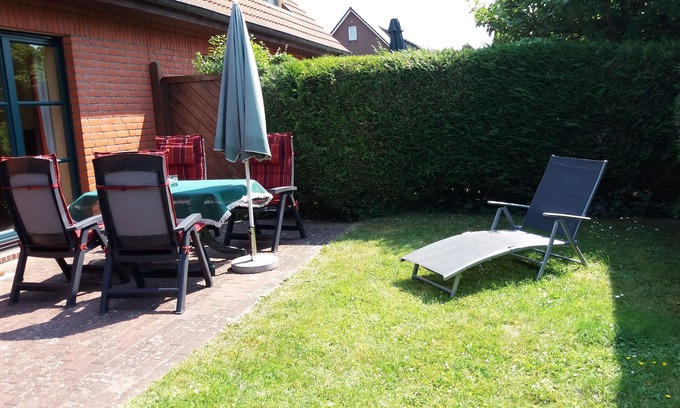 Warwerort Apartamento | quiet terraced apartment, bike shed, 500m to sea and golf course.