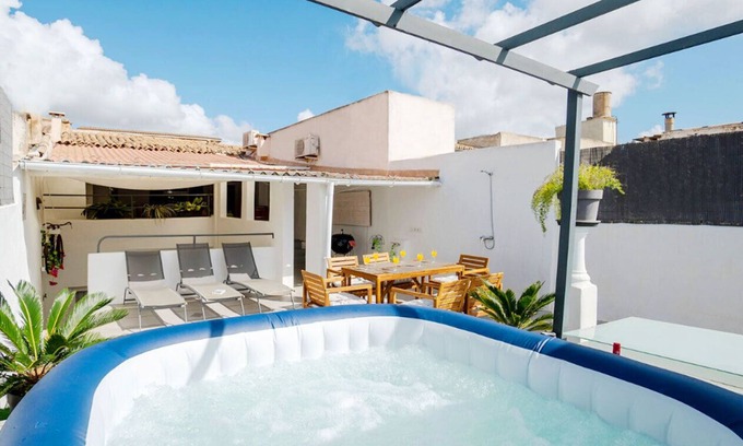 Maria de la Salut Casa | Quiet townhouse for families, athletes & groups