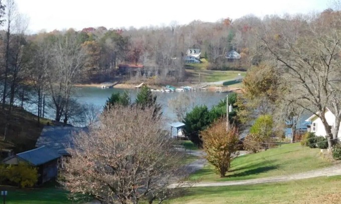 Hayesville Casa | Quiet Townhouse - Cozy Gas Fireplace - Near Lake Chatuge