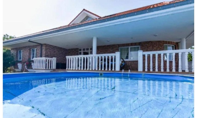 Liencres Apartamento | Villa tranquila con piscina y jardín
