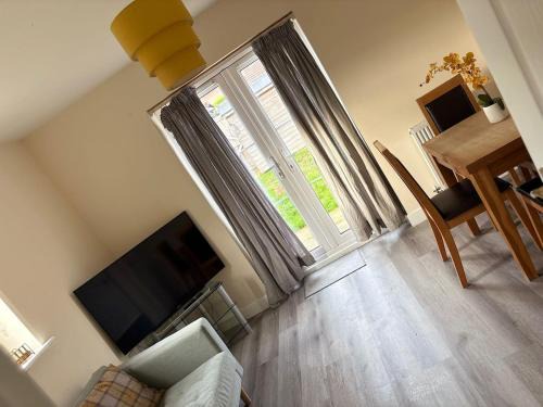 Swindon Casa | Quiet Yellow Rest House Sleeps 5