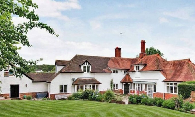 Maidenhead Casa | Quintessential Historic English Country house set in acre with heated pool