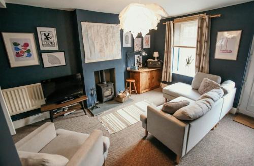Millom Casa | Quirky bohemian Lake District miners cottage- 6 bd