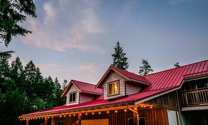 Regional District of Nanaimo Otro | Quirky Farm Stay - 2 Bedrooms - Hot tub