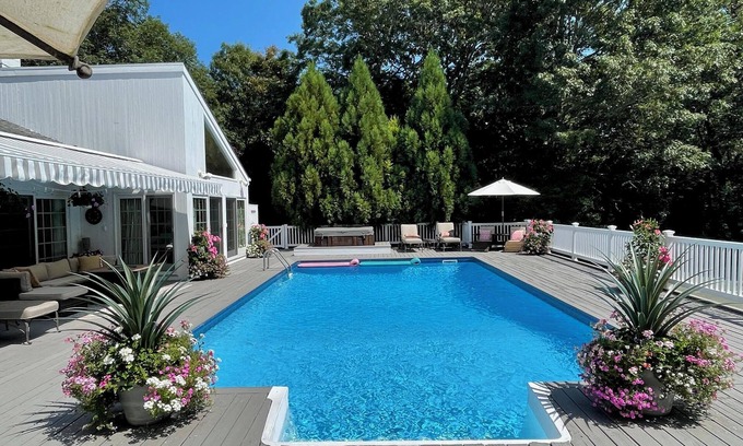 Quogue Casa | Quogue Village Contemporary with Pool, Spa & Tennis