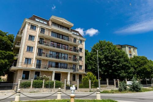 Saints Constantine and Helena Apartamento | Rabi Park Residence