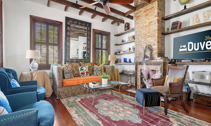 Westside Apartamento | Radiant Retreat | A Cozy Haven with Eclectic Charm