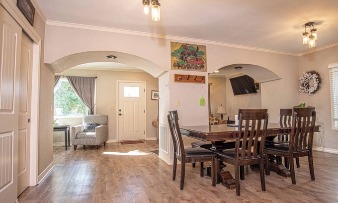 Hill City Casa | Casa de 3 dormitorios, 2 baños, 2 pisos. Completamente reformado. Centro de la ciudad de Hill, SD