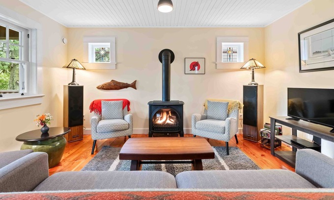 Ucluelet Cabina | Rainforest Cove I Private I Ocean Views I Deck & BBQ