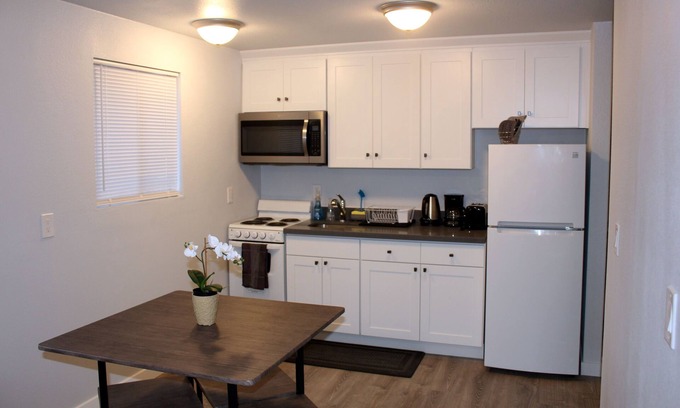 Brighton Casa | Rainier Guesthouse (Walk to Metro)