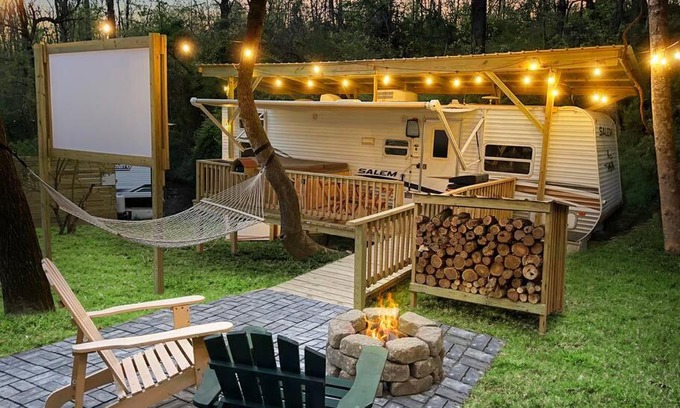 Jonesville Casa | Ramblin Rose Camper - Theater - Hot-Tub - Fire Pit