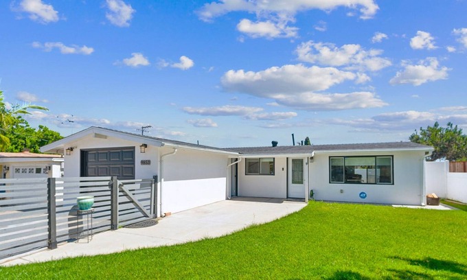La Presa Casa | Ranch 3BR/1Bth w Gated Yard, Garage, Bedside Crib