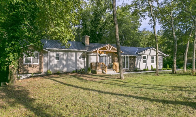 Madison Casa | RANCH BEAUTY- 5Bd/3Ba, King Beds, Mins to Broadway, Opry & Airport - Sleeps 12!