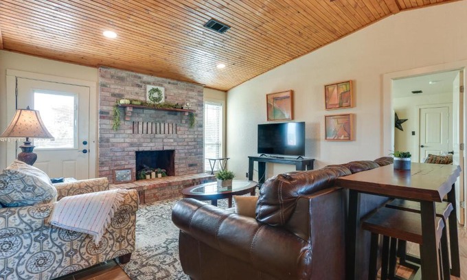 Calera Casa | Ranch Getaway with Pool and Horse Stall Access!