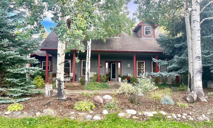Carbondale Casa | Ranch style home - walking distance to downtown Carbondale & golf; 30 min skiing
