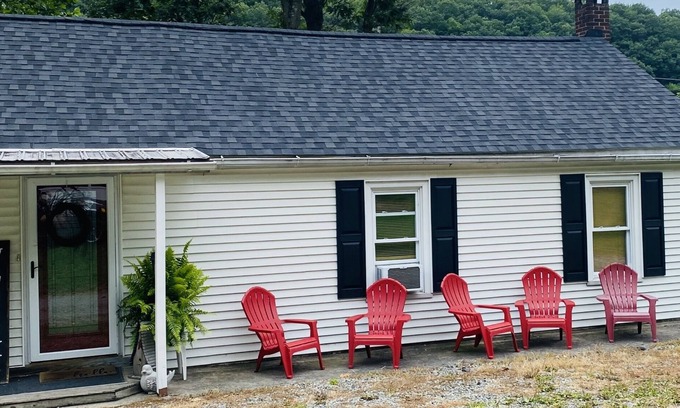 Brockton Casa | Ranch Style River Bungalow with Fireplace, River & 10 Acres